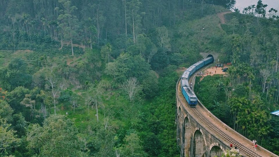 Ontdek Sri Lanka met uw eigen auto en chauffeur privé autoverhuur.